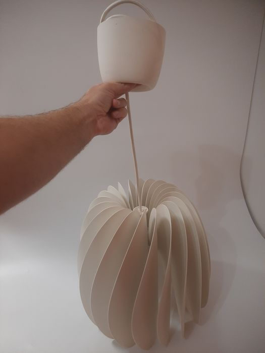 Biała lampa do salonu
