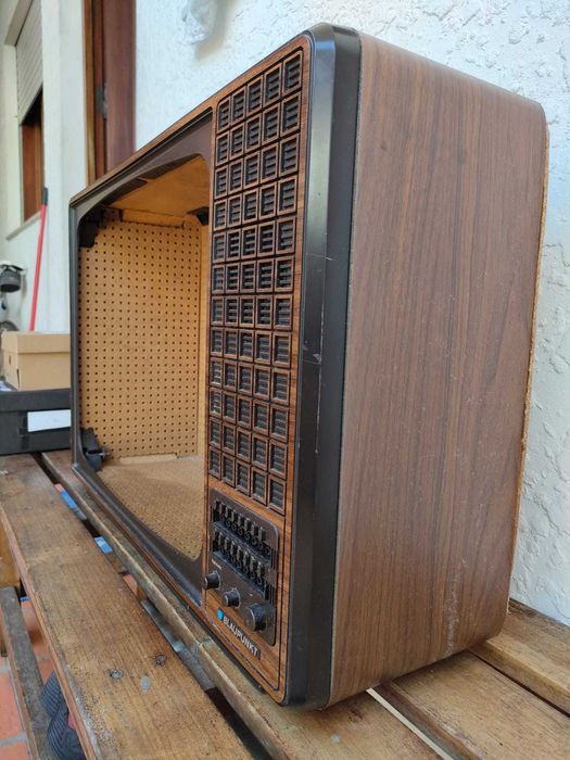 Mesa de Cabeceira (TV antiga adaptada)