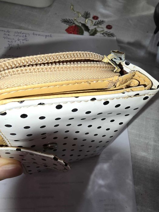 biały portfel w czarne groszki stan bdb-