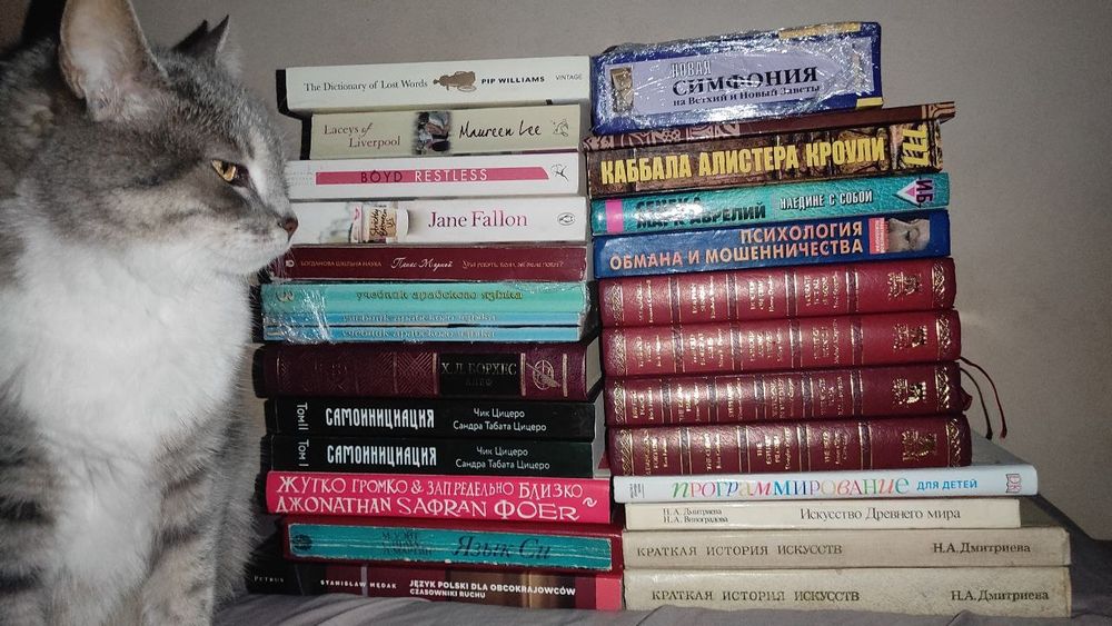 Комплект журналів та книг