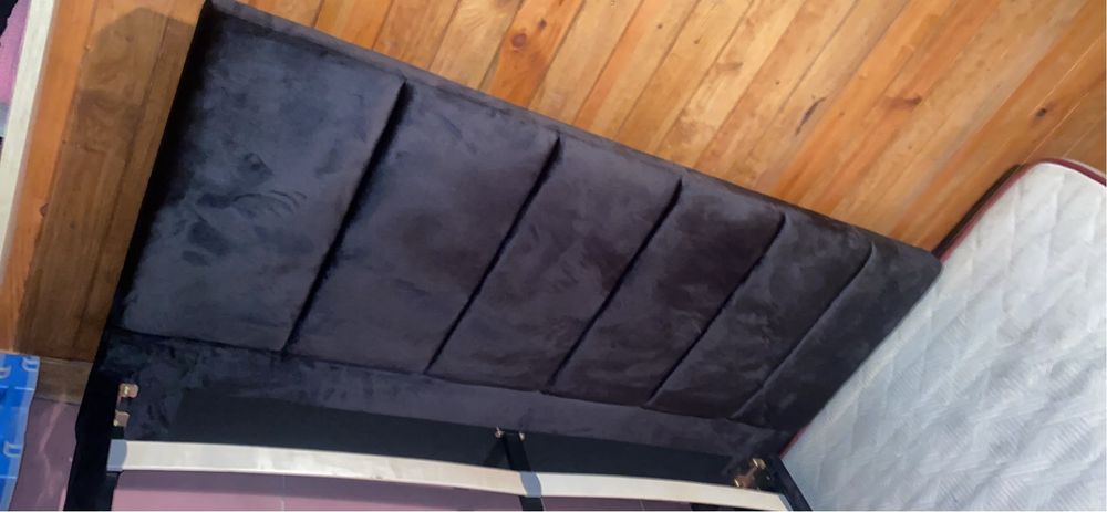 Cama preta nova com estrado