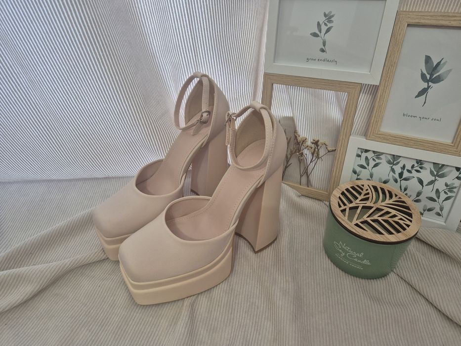 Buty na słupku beżowe