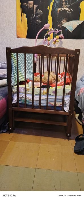 Дитяча кроватка с маятником