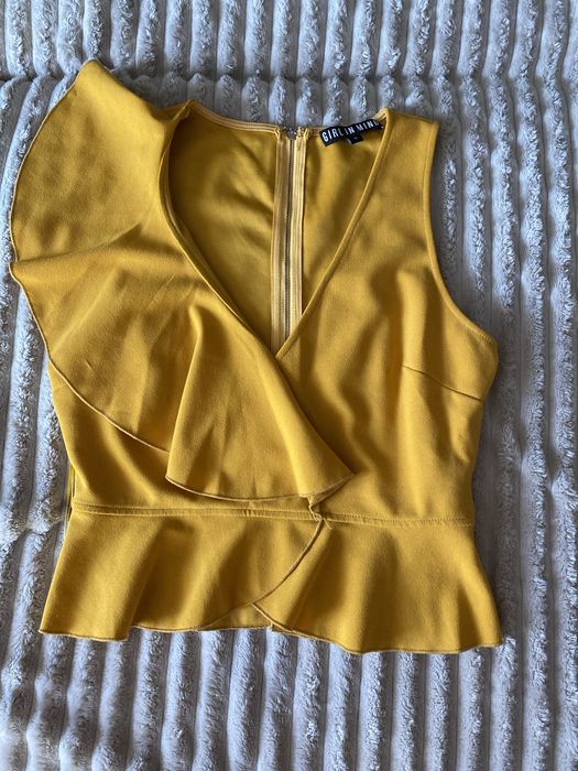 Блуза з рюшею.