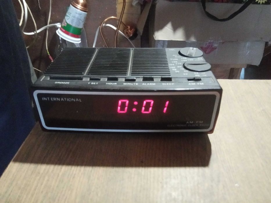 International радіоприймач-годинник