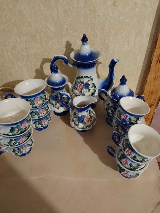 Сервиз чайный,кофейный на 6 персон