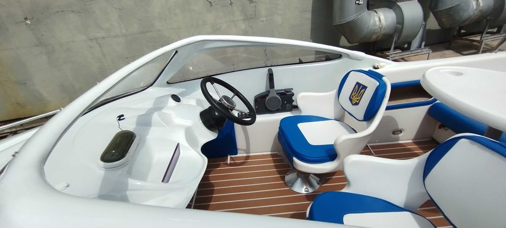 Катер для романтичних прогулянок.