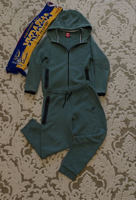 костюм nike tech fleece зеленого кольору  оригінал стан  штани 10/10 кофта 8/10