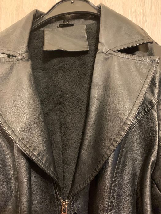 Płaszcz czarny z imitacji skóry z paskiem ocieplany L z futerkiem