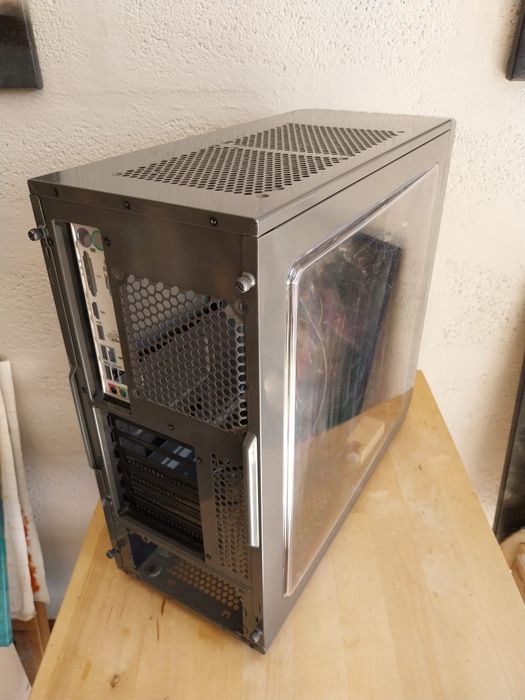 Torre Fractal Design Focus G cinza/preta