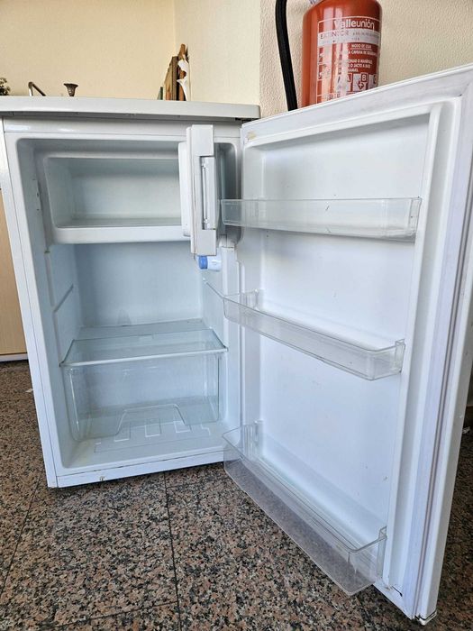 Frigorífico p peças -   COM DEFEITO - não esfria,  tem que arranjar