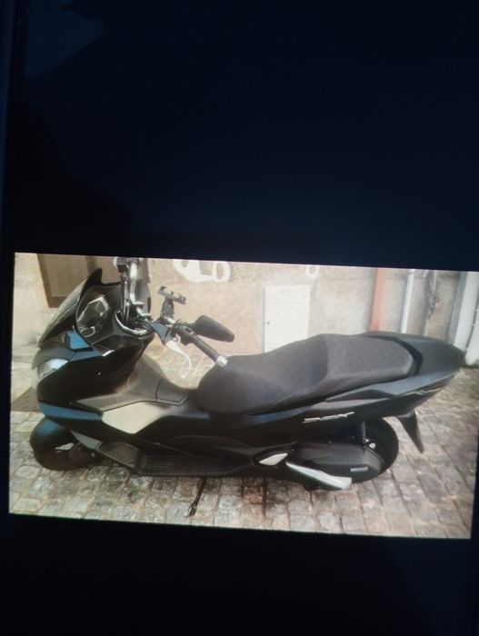 PCX 2023 com 2 capacetes