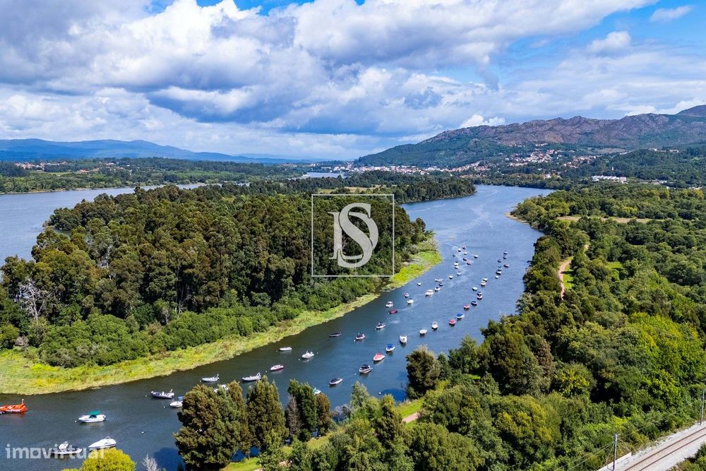 Terreno com 1381 m², junto ao Rio Minho, em Vila Nova de Cerveira