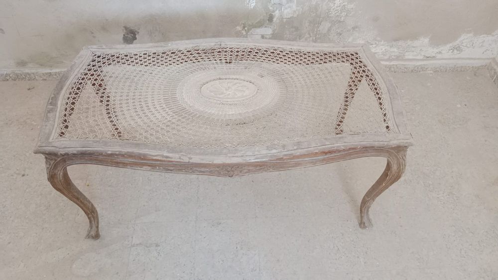 Mesa de centro antiga pequena para recuperar