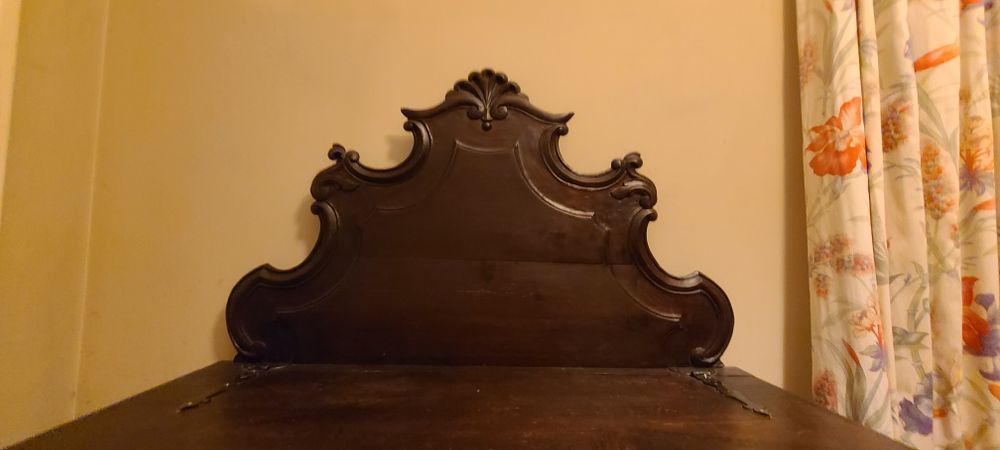 Baú e Banco decorativo antigo com talha em madeira maçica.