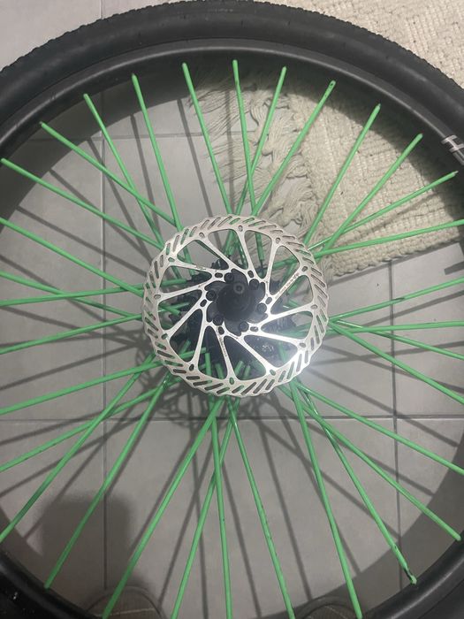 Bicicleta com peneus novos