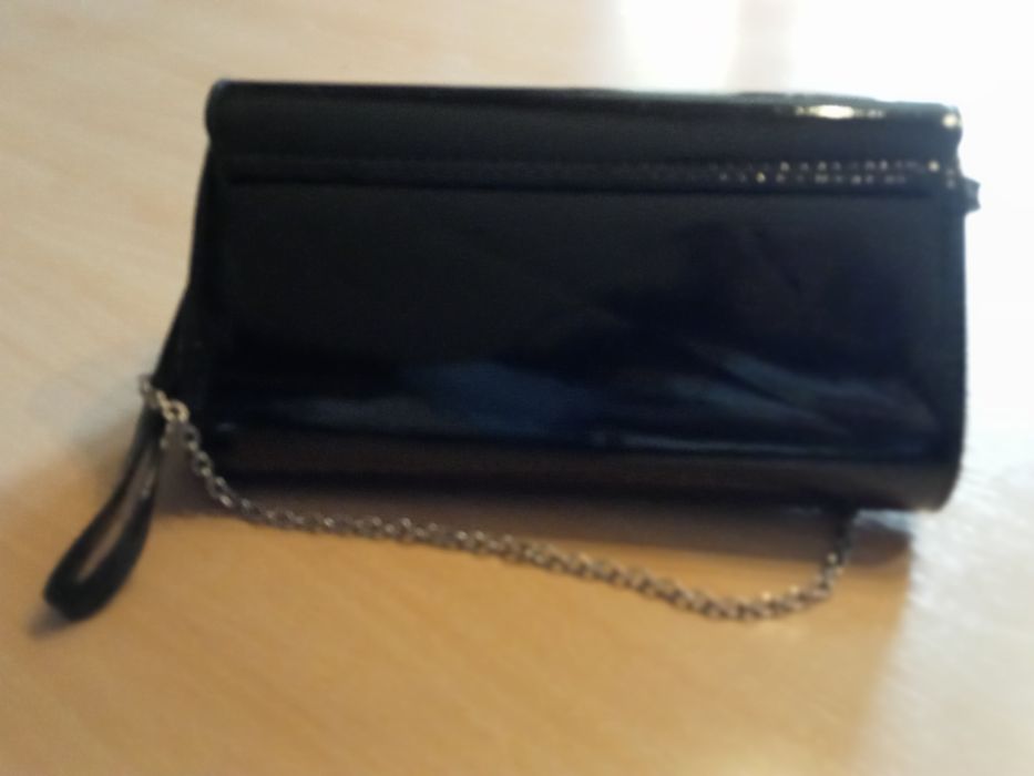 Clutch em verniz preto