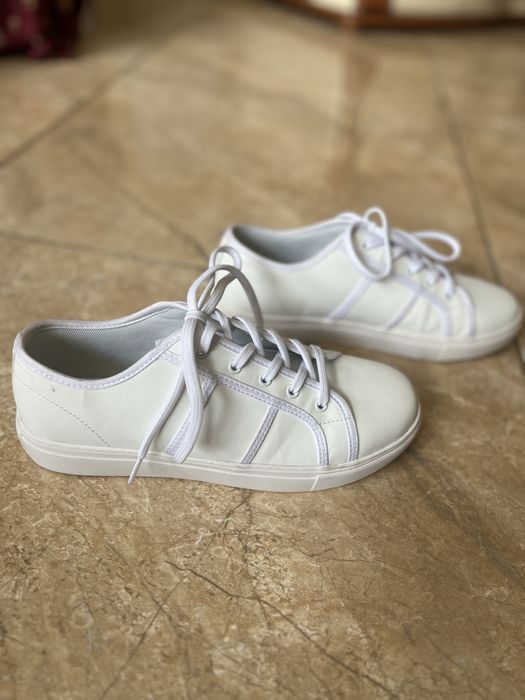 Жіноче взуття. Кросівки