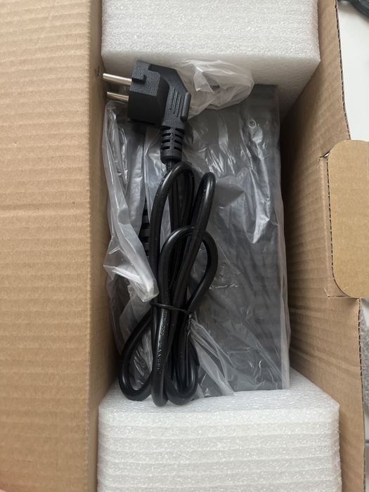To APC Back-UPS 650 (UPS – zasilacz awaryjny).