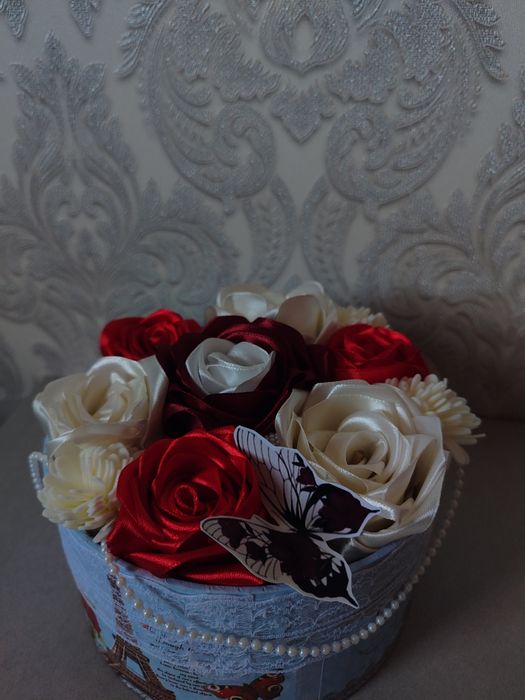 Букет троянд із атласних стрічок у коробці | Подарунок на 14 лютого