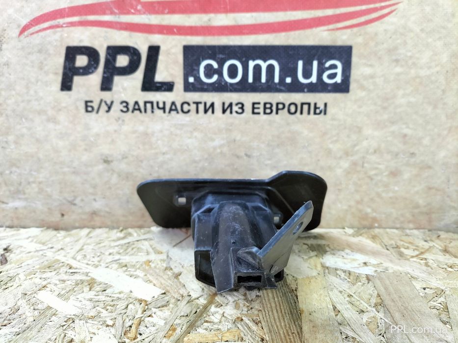 VW Polo V 6C 14- направляющая кронштейн крепление омывателя фар левое