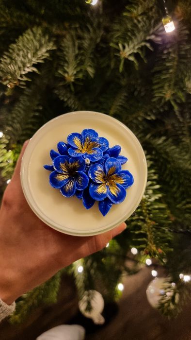 Świeca sojowa z niebieskimi kwiatami zdobionymi złotem