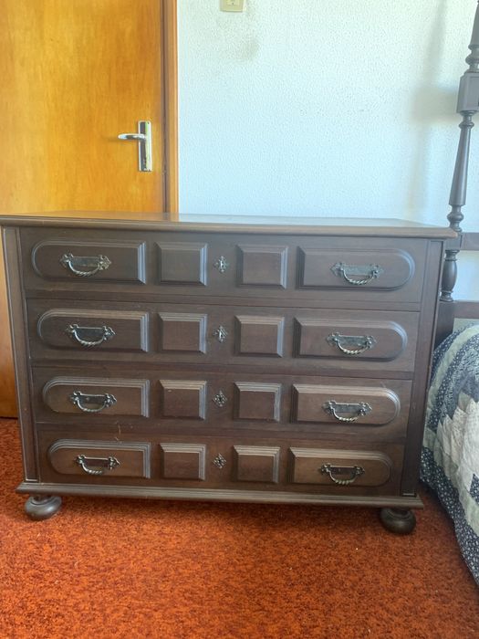 Conjunto de Quarto Clássico em Madeira Maciça – Elegância e Qualidade