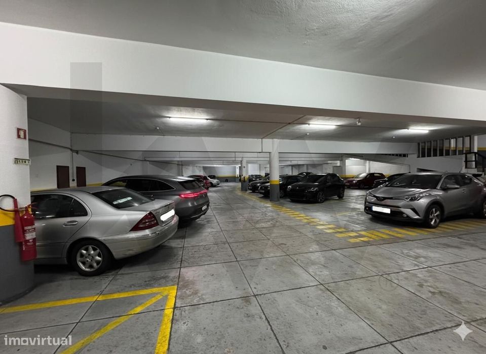 Garagem - 53 lugares - À Praça de Velasquez - Porto