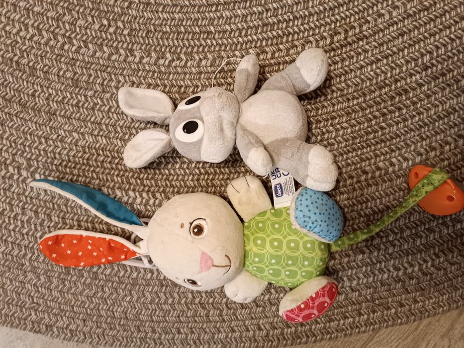 Іграшки-кролики.