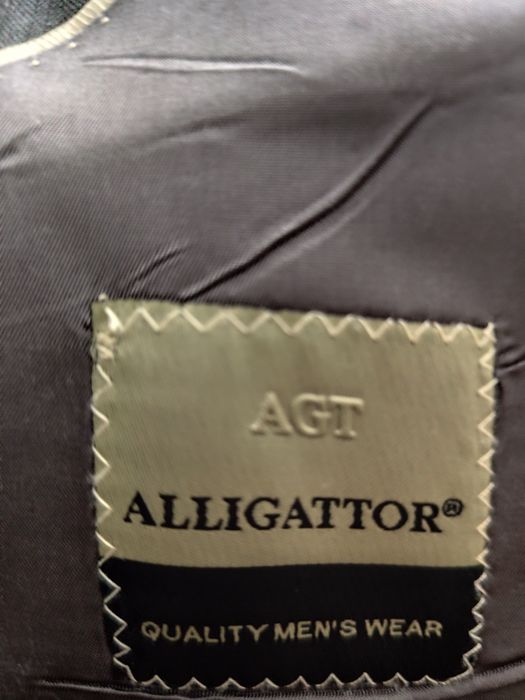 Чоловічий костюм сірого кольору марки ALLIGATOR  розмір 48 плечі 48 пояс 92 ,у хорошому стані