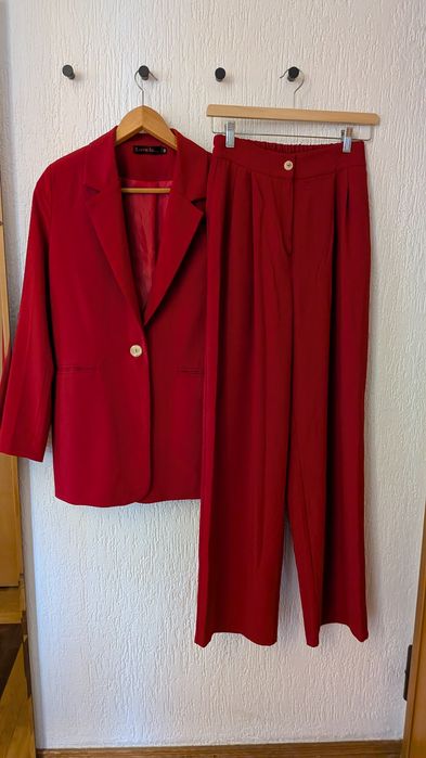 Conjunto vermelho elegante – blazer e calças