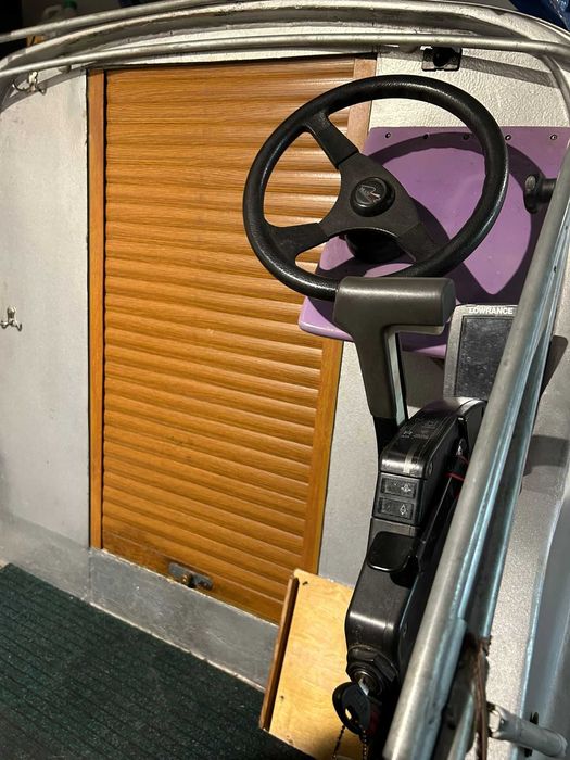 Motorówka kabinowa z silnikiem zaburtowym Honda 50 KM i przyczepą.