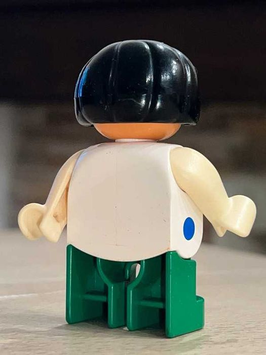 LEGO Duplo Figura Mulher Blusa Branca com Botões Coração Vermelho