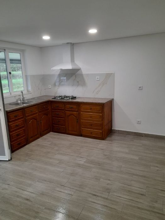 Aluga-se pequena casa T1