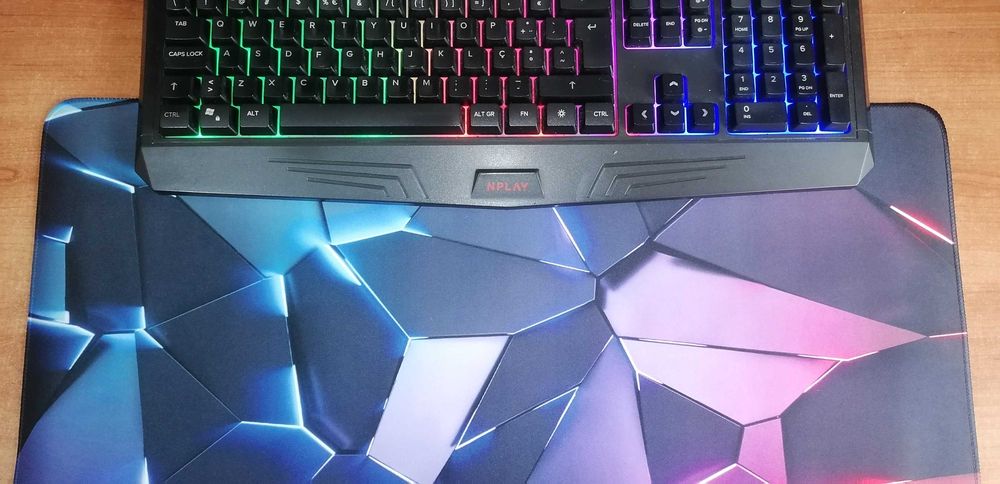 Tapete para colocar debaixo do teclado e rato estilo gaming.