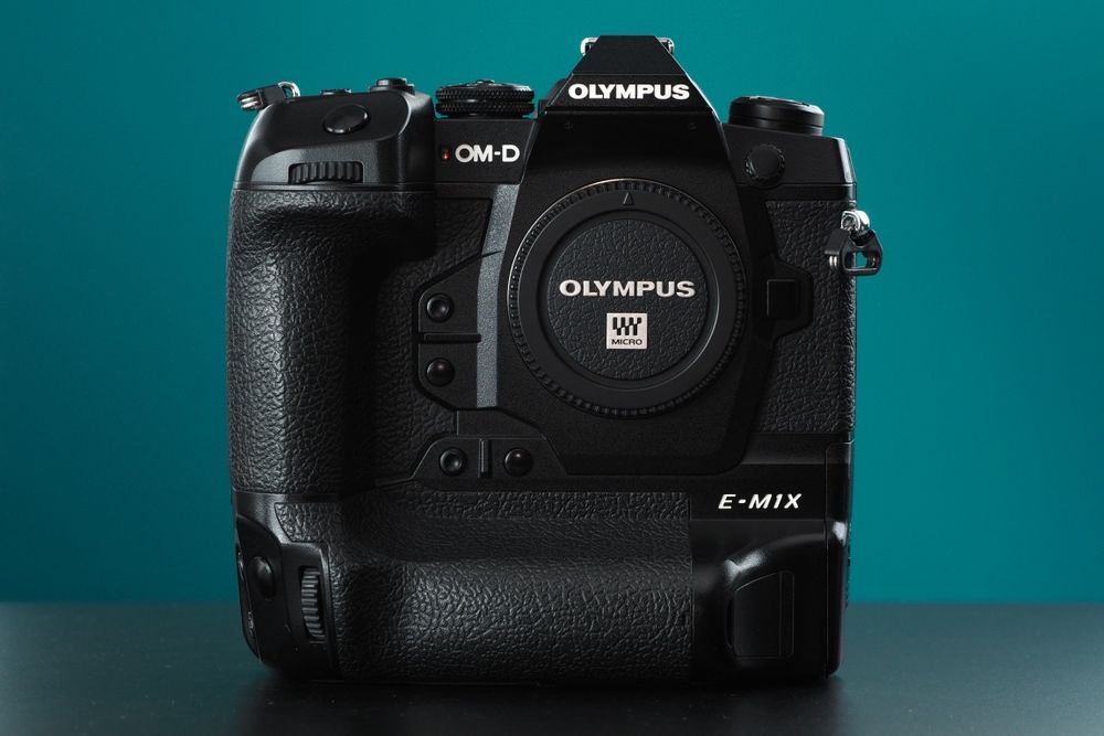 Olympus OM-D E-M1X, super stan, dodatki
