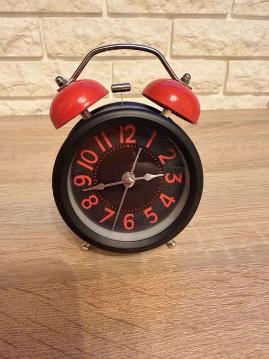 Дитячий гучний, механічний годинник будильник на батарейках