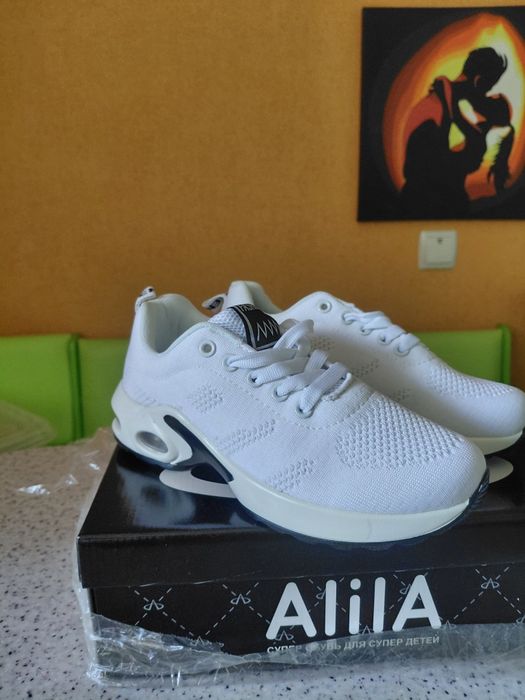 Кроссовки женские новые