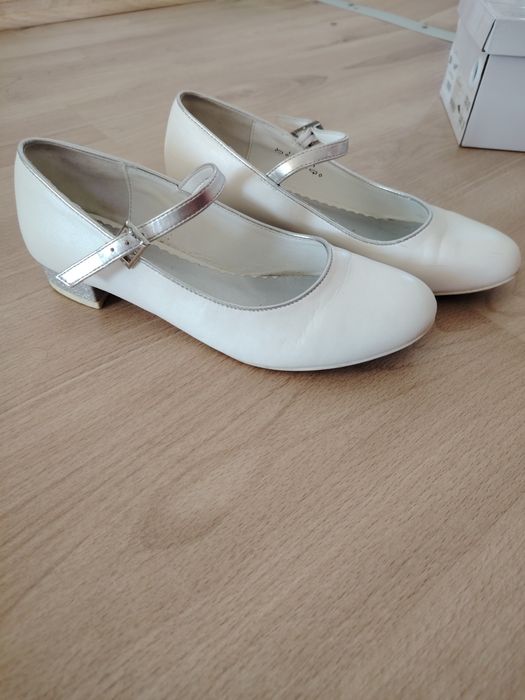 Pantofelki komunijne białe 38 + gratis