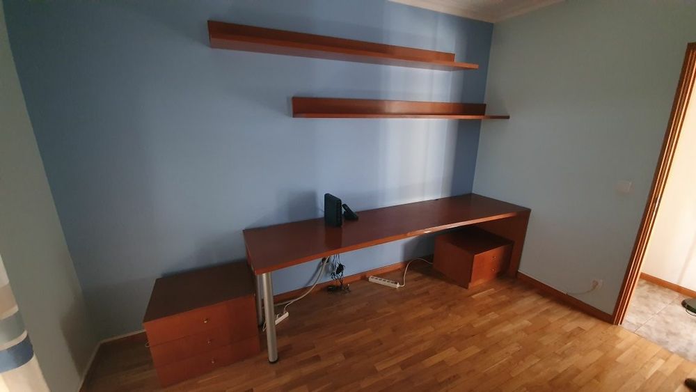 Secretária grande com móveis de apoio e prateleiras