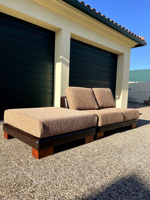 Conjunto de sofás em pele e tecido