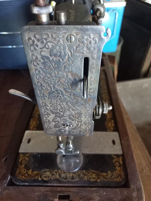 Máquina de costura portatil antiga Singer