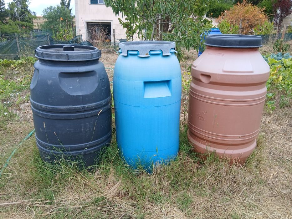 Bidões de plástico  de 220 l em ótimo estado.