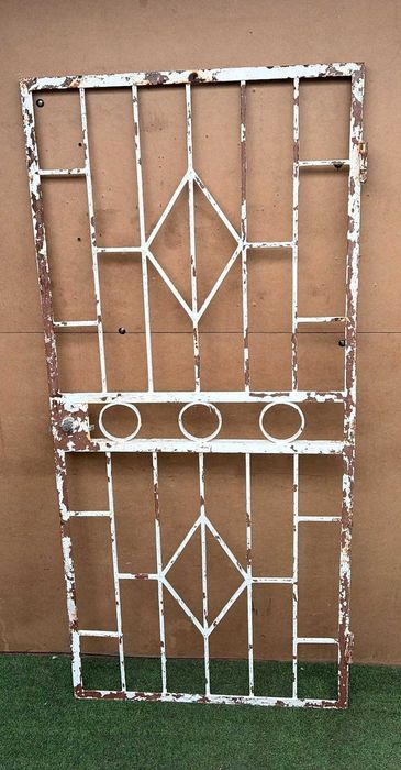 Porta em grade de ferro