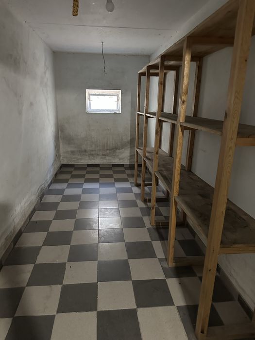 400 метрів, сховище 120 , теріторія , гараж 2 авто , 3 спальні