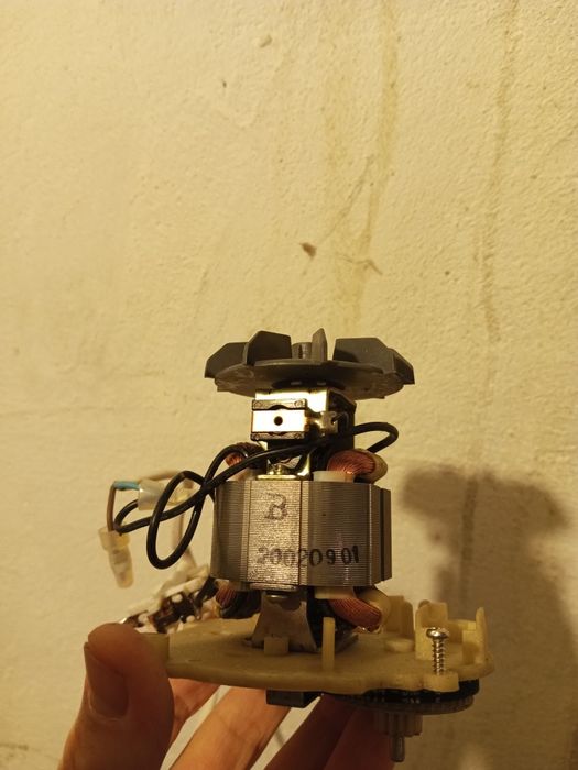 Двигун до кухонного комбайна