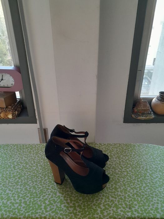 Vendo Sapatos de Senhora muito bonitos como novos