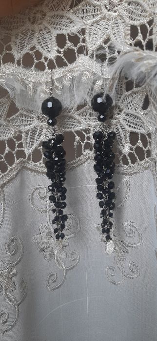 Сережки довгі, чорні,