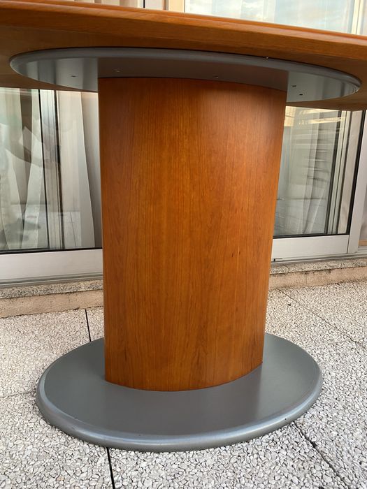 Secretária em madeira muito nova.