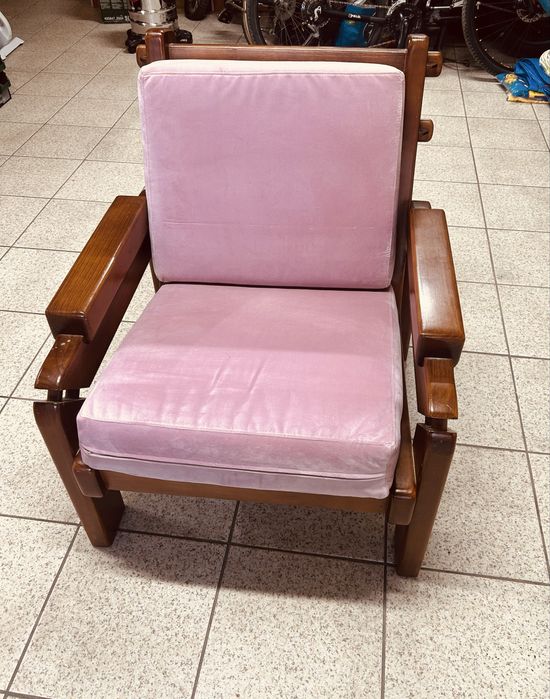 Cadeirão em madeira rosa